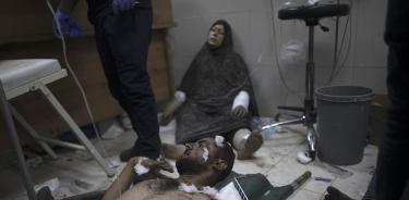 Palestinos heridos yacen en el suelo del Hospital Nasser en Khan Yunis, en el sur de la Franja