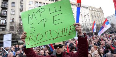 Un ciudadano serbio protesta en Belgrado con un cartel que dice 
