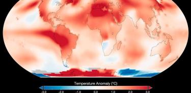 Espectrómetro de la NASA del mes de julio de 2023; en rojo los puntos anormalmente más calurosos. Nunca antes se había coloreado tanto de rojo el planeta en un mes de julio, con especial preocupación en la Antártida