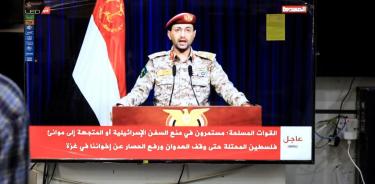 El portavoz militar de los hutíes, Yahya Sarea, se pronuncia por televisión tras el ataque a gran escala