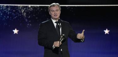 El cineasta británico Christopher Nolan al recibir el galardón a mejor director por ‘Oppenheimer’