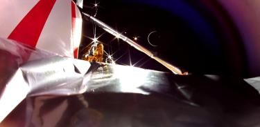 Imagen de Peregrine con la Tierra al fondo, antes de regresar a la órbita terrestre.