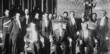 Alberto García Granados (sentado, a la derecha de Huerta) apenas duró dos meses como secretario de Gobernación, pero eso sellaría su destino/