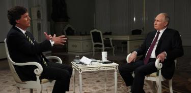 El presidente ruso, Vladimir Putin (d), es entrevistado por el periodista estadounidense Tucker Carlson en el palacio del Krémlin