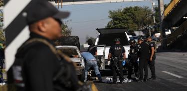 Policías de la fiscalía del estado de Guerrero resguardan la zona donde fue asesinado un taxista hoy, en el municipio de Chilpancingo en el estado de Guerrero (México). El transporte público se paralizó tras el ataque armado contra unidades de distintas r