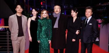 Los actores surcoreanos Ha Seong-guk, Kim Seung-yun, la actriz francesa Isabelle Huppert, el  director Hong Sang-soo, los actores coreanos Cho Yun-hee y Kwon Hae-hyo en la presentación del filme.