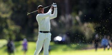Tiger Woods no cesa en su lucha pese a su maltrecho cuerpo