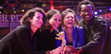 Judith Lou Levy, Mati Diop, Eve Robin y Fabacary Assymby Coly luego de hacerse del Oso de Oro por Mejor Película por ‘Dahomey’