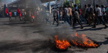 Manifestantes protestan para exigir la renuncia del primer ministro Ariel Henry en Puerto Príncipe