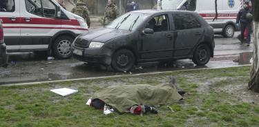 El cuerpo de una víctima cerca del lugar de un ataque en Odesa, Ucrania