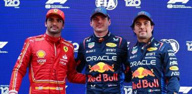 Carlos Sainz (izquierda), Max Verstappen (centro) y Sergio Pérez (derecha)