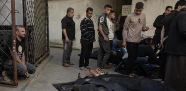 Palestinos alrededor de los cuerpos de los trabajadores de WCK den el hospital Al-Najjar en Rafah