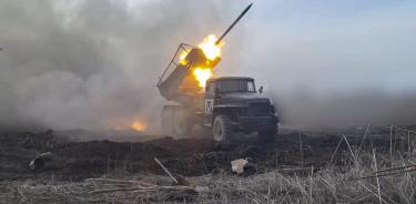 Tropas rusas disparan cohetes Grad (MLRS) contra una posición no revelada en la región de Donetsk, en Ucrania