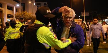 El jefe de Cancillería y Asuntos Políticos de la Embajada de México, Roberto Canseco, forcejea con policías ecuatorianos