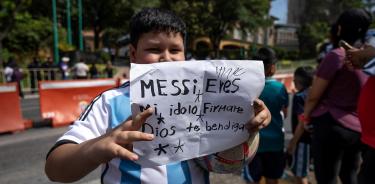 Un aficionado muestra un cartel mientras espera la llegada del jugador del Inter Miami Lionel Messi.