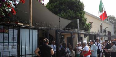 Peruanos afuera de la embajada de México en su país esperando obtener la visa impuesta por el gobierno mexicano