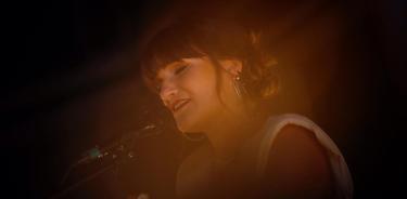La cantautora española Rozalén durante un showcase este jueves en Ciudad de México
