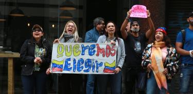 Un grupo de manifestantes venezolanos protesta este martes frente a la Embajada de Venezuela en Montevideo (Uruguay)