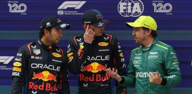 Max Verstappen (centro), Sergio Pérez y Fernando Alonso coparon los tres primeros sitios en la clasificación