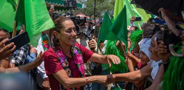 Claudia Sheinbaum saluda a simpatizantes a su llegada al municipio de Tila, en Chiapas/