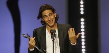 El actor uruguayo Enzo Vogrincicl recibe su premio a mejor actuación masculina por 'La sociedad de la nieve' durante la undécima edición de los Premios Platino Xcaret 2024