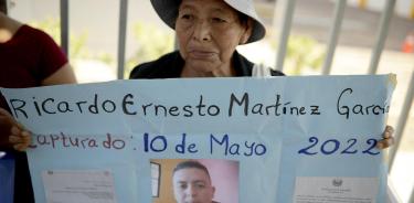Ana Mercedes García muestra una pancarta con la fotografía de su hijo detenido bajo el régimen de excepción, este jueves en Antiguo Cuscatlán (El Salvador)