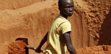 Niño excavando en una mina de coltán de la RDC