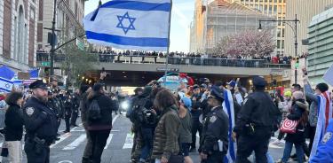 Personas se manifiestan a favor de Israel este jueves a las afueras de la Universidad de Columbia, en Nueva York