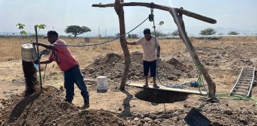 Campesinos perforan un pozo para captar agua en el poblado San José del Progreso, en Ocotlán, Oaxaca/