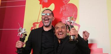 El director Miguel Salgado y el guionista Alfredo Mendoza, con su San Jorge de Oro, premio principal del festival.
