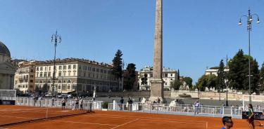 Inauguración de una pista de tenis de tierra batida en la Plaza del Popolo de Roma (Italia)