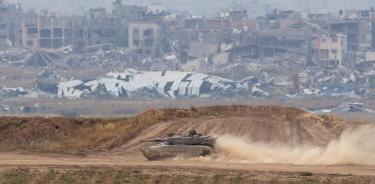 Un tanque israelí maniobra a lo largo de la frontera entre Israel y la Franja de Gaza