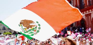 Xóchitl con la bandera de México
