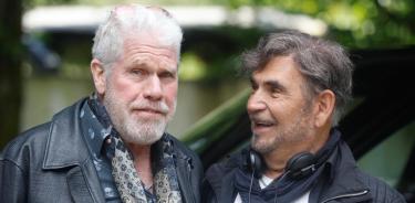 Ron Perlman (i), junto al cineasta, Luis Gabriel Beristáin (d), este miércoles en San Sebastián durante el rodaje de ‘Ya no quedan junglas adonde regresar’.