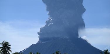 El monte Ibu, de unos 1.325 metros de altura y situado en la isla de Halmahera en la provincia de Molucas del Norte, entró en erupción a las 09:12 del domingo