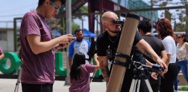 El proyecto busca involucrar a las comunidades en la astronomía y la filosofía de la ciencia a través de observaciones astronómicas, charlas, conferencias y talleres artísticos para infancias