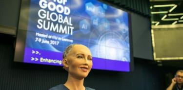 Sophia es un robot humanoide que ha sido diseñada para aprender, adaptarse al comportamiento humano.