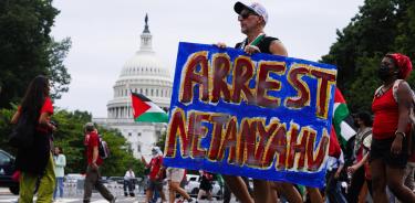 Manifestantes protestan frente al Capitolio, durante la visita del Primer Ministro Israeli, Benjhamín Netanyahu/