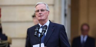 El recién nombrado Primer Ministro de Francia, Michel Barnier, pronuncia un discurso durante la ceremonia de entrega en el Hotel Matignon de París.