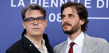 El realizador Joe Wright y el actor Luca Marinelli en la Mostra de Venecia