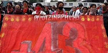 Estudiantes y padres de los 43 desaparecidos de Ayotzinapa protestan en ciudad de Méxcio