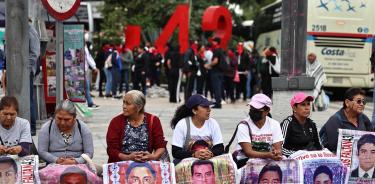 Estudiantes y padres de los 43 desaparecidos de Ayotzinapa