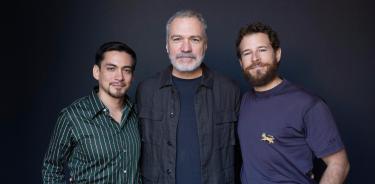 El director Salvador del Solar (c) posa junto a los actores Emanuel Soriano (i) y Álvaro Cervantes en el Festival de Cine de San Sebastián 2024