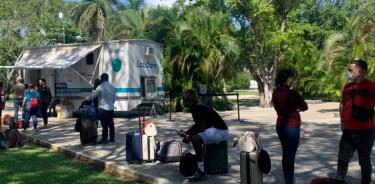 Quedan varados 60 cubanos en el aeropuerto de Cancún, al expirar sus pruebas COVID-19