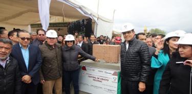 Colocan la primera piedra del Centro de Abasto en Tecámac