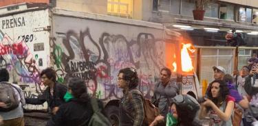 Exigen disculpas de medios por Ingrid Escamilla, vandalizan camión durante marcha