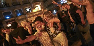 Noche de fiesta eufórica en España para celebrar el fin del estado de alarma