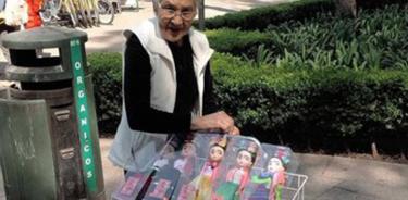 Abuelita se roba el corazón de capitalinos; vende muñecas Frida