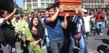 Vagoneros y familiares protestan por la muerte de vendedor ambulante