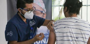 Vacunación contra COVID-19 está por iniciar en México: Ebrard